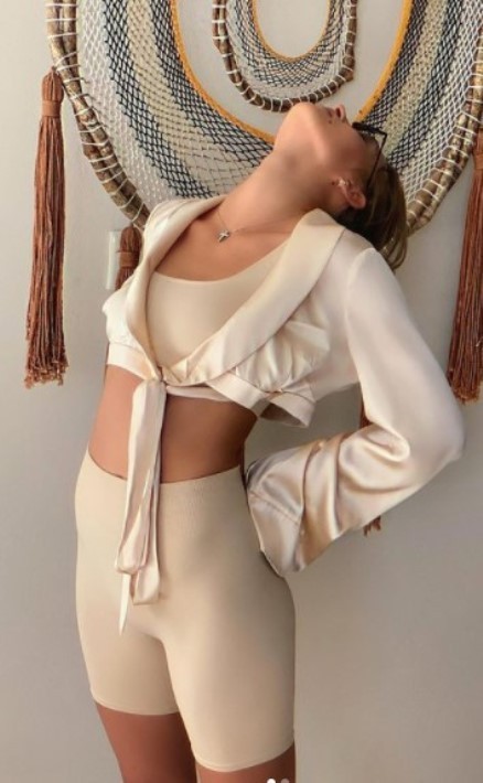 Полагаю эстеты положительно оценят задний бампер красотки, тут весьма неплохой контент получился.