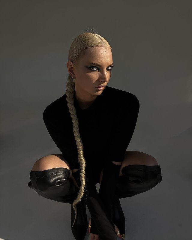 Сексуальное фото Изместьевой во время съёмок клипа "MakMi feat Aisatsaana «Одновременно»". Сексуальное фото Изместьевой во время съёмок клипа "MakMi feat Aisatsaana «Одновременно»".