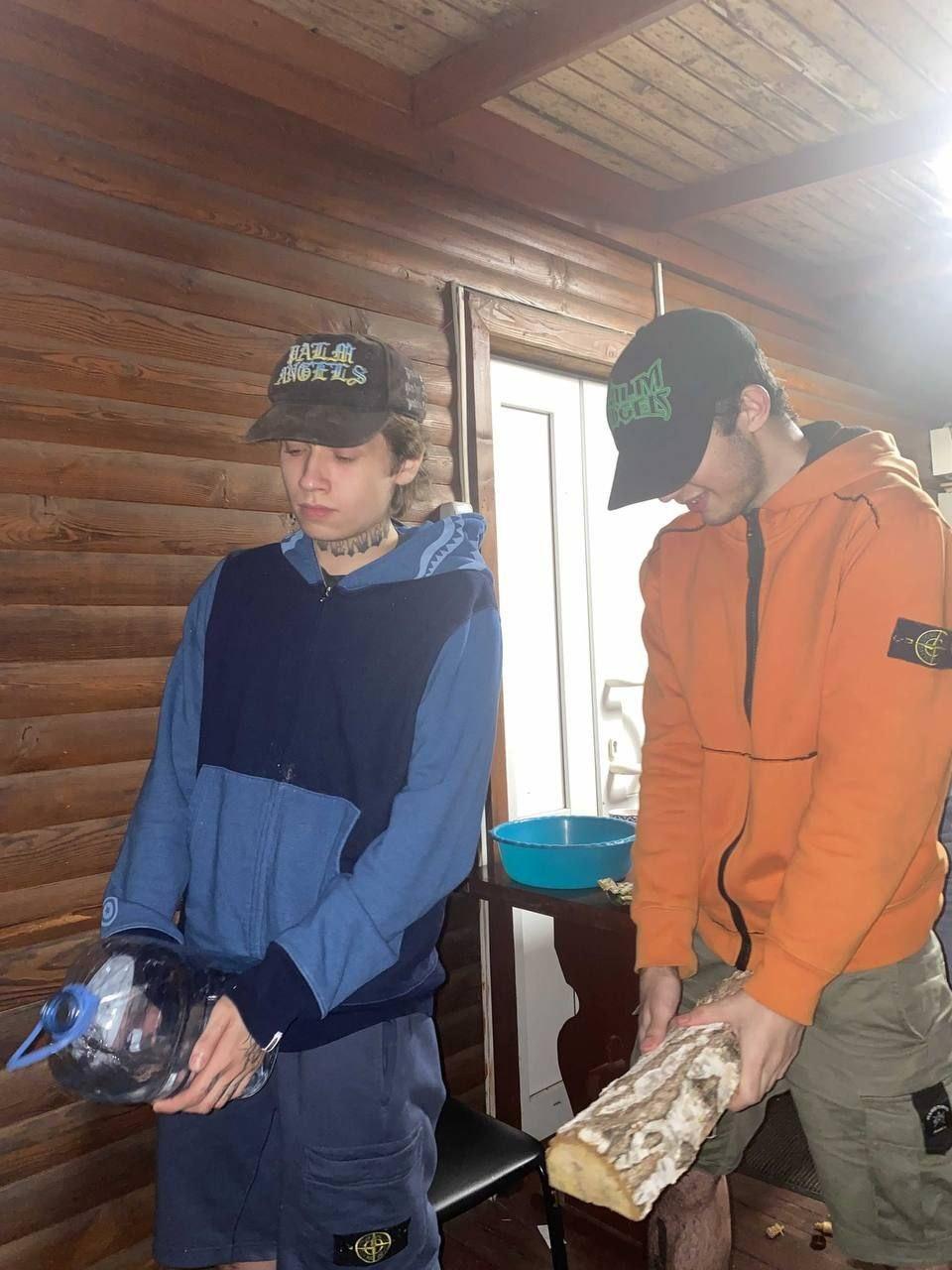 Смешные слитые фотки Хокаге с другом.