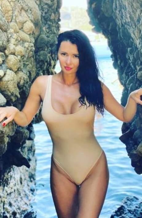 Ещё один снимок Дианы в с отдыха, на этот раз в сплошном купальнике телесного цвета. Ещё один снимок Дианы в с отдыха, на этот раз в сплошном купальнике телесного цвета.