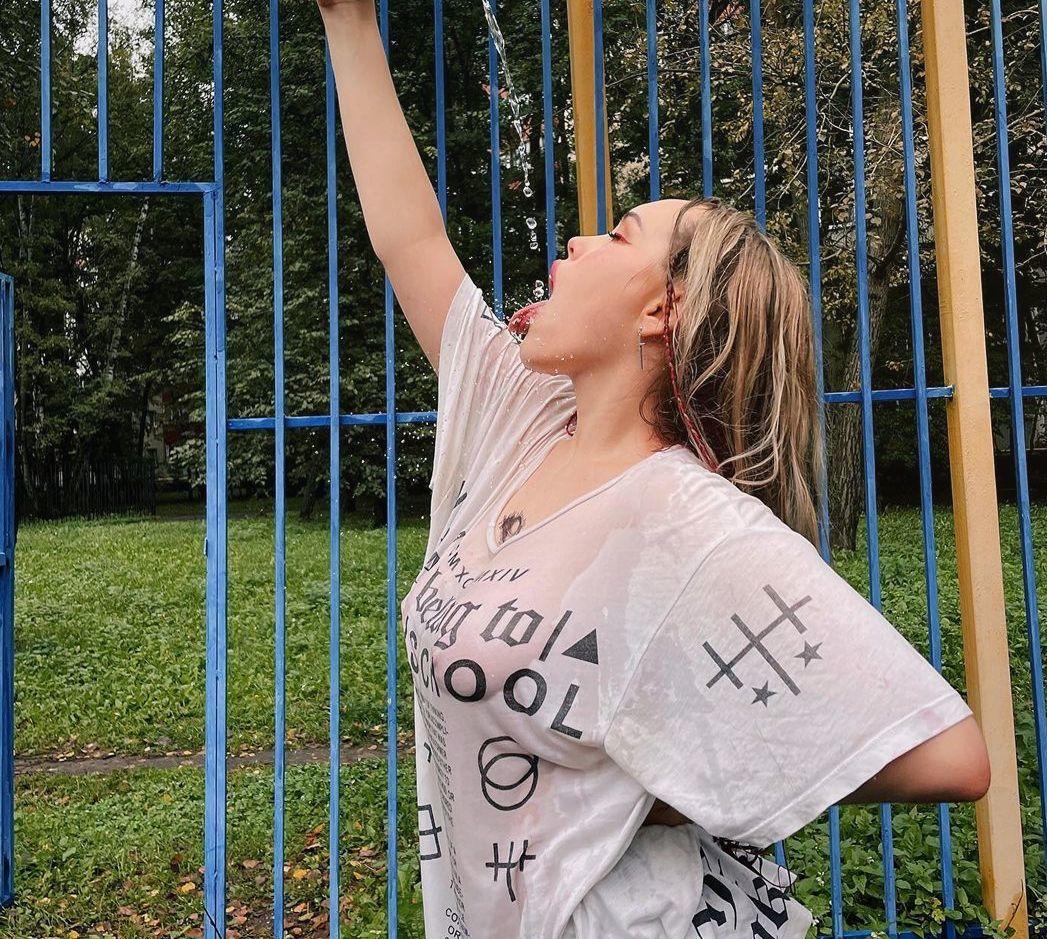 Соответственно полностью голая не снималась. Так что эстетам придется ограничиться рядовым контентом. Соответственно полностью голая не снималась. Так что эстетам придется ограничиться рядовым контентом.