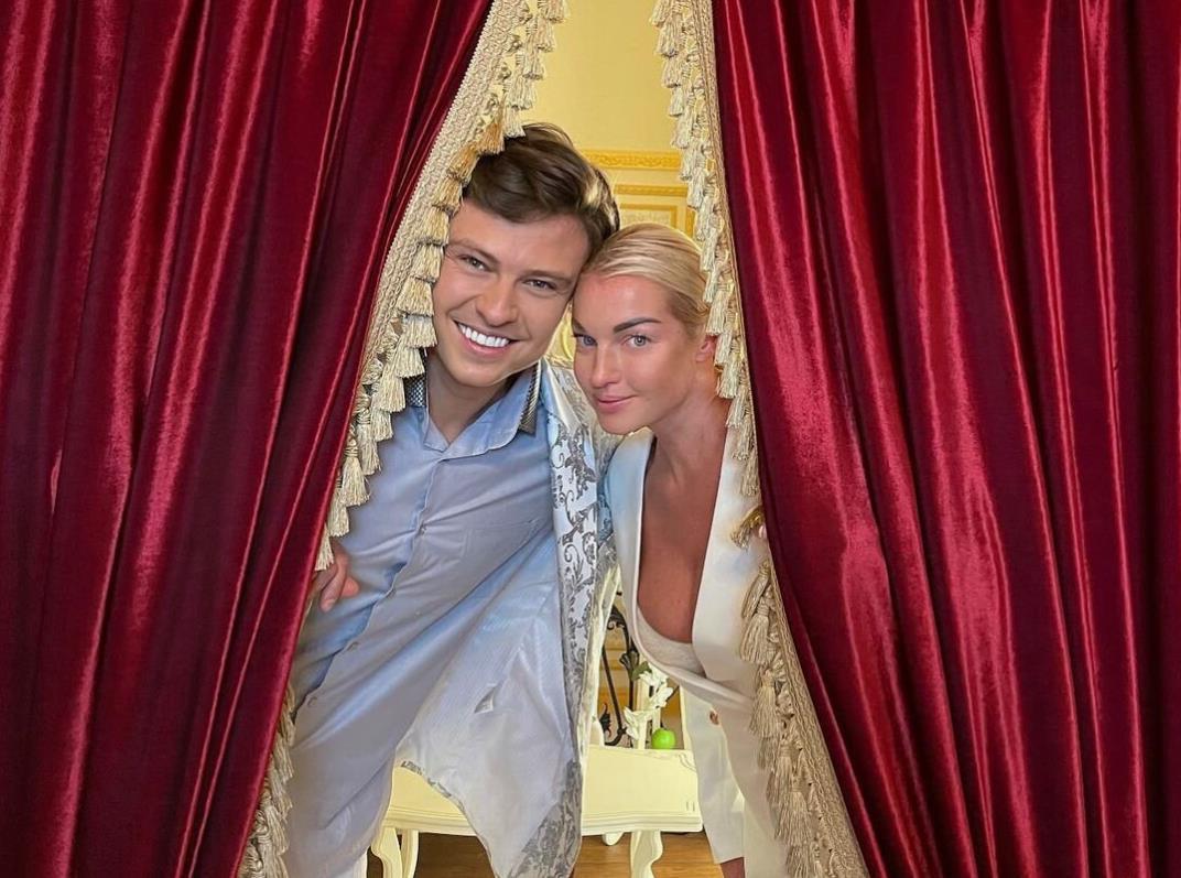 Смешная фотка где ребята выглядывают из-за кулис.