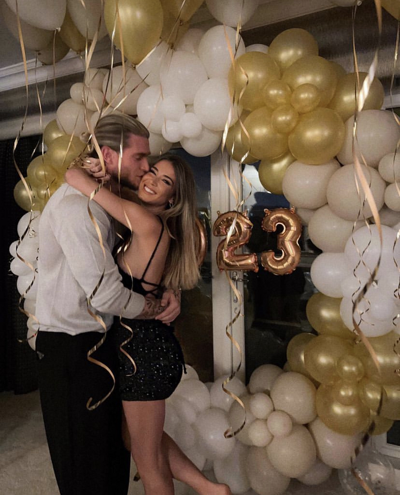 Дилетта Леотта обнимается и целуется с Лорисом Кариусом. Дилетта Леотта обнимается и целуется с Лорисом Кариусом.