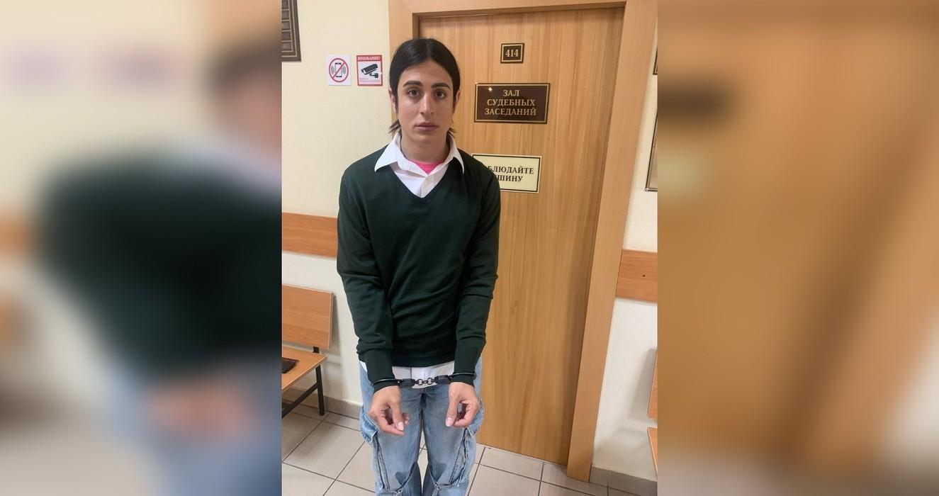 Слитые фото из суда Хилми Форкс в наручниках Слитые фото из суда Хилми Форкс в наручниках