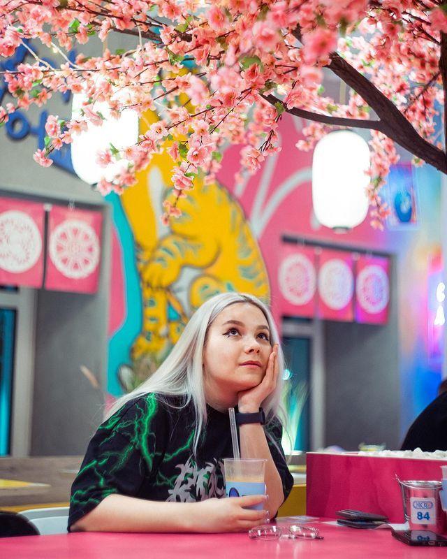 Весенняя фотография Али в каком то фастфуде.
