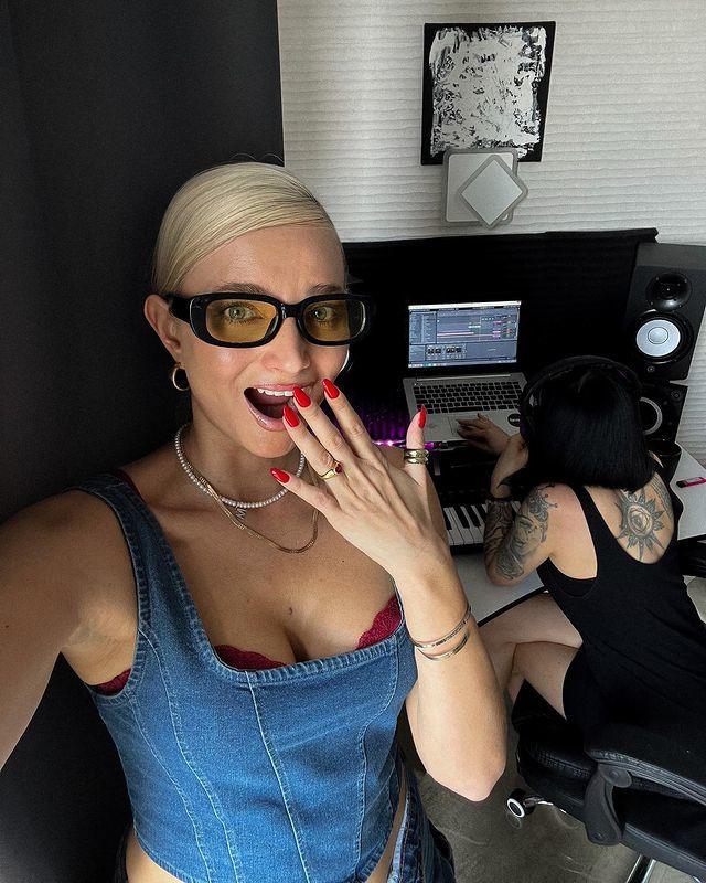 Кадры сделанные во время записи нового трека. Кадры сделанные во время записи нового трека.