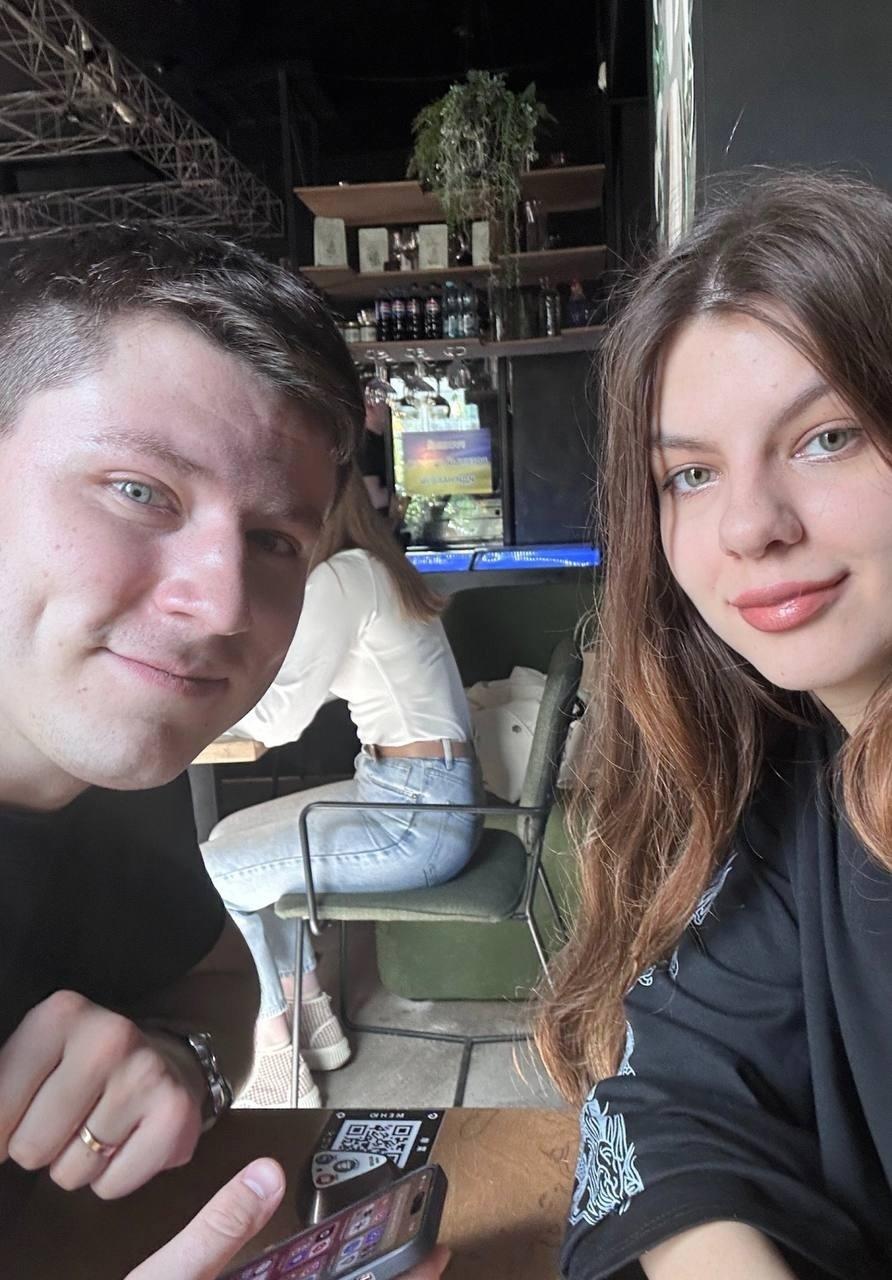 А вот и совместное селфи Анетки и Кента из кафе. А вот и совместное селфи Анетки и Кента из кафе.
