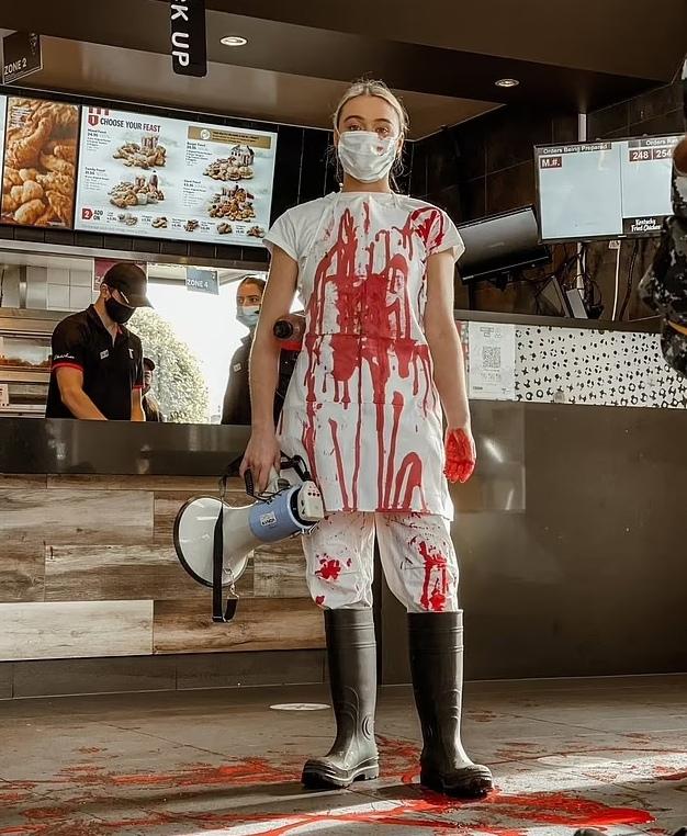 Одни из провокационных снимков Таш Петерсон с одной из акций в белом халате с кровяными подтёками. Одни из провокационных снимков Таш Петерсон с одной из акций в белом халате с кровяными подтёками.