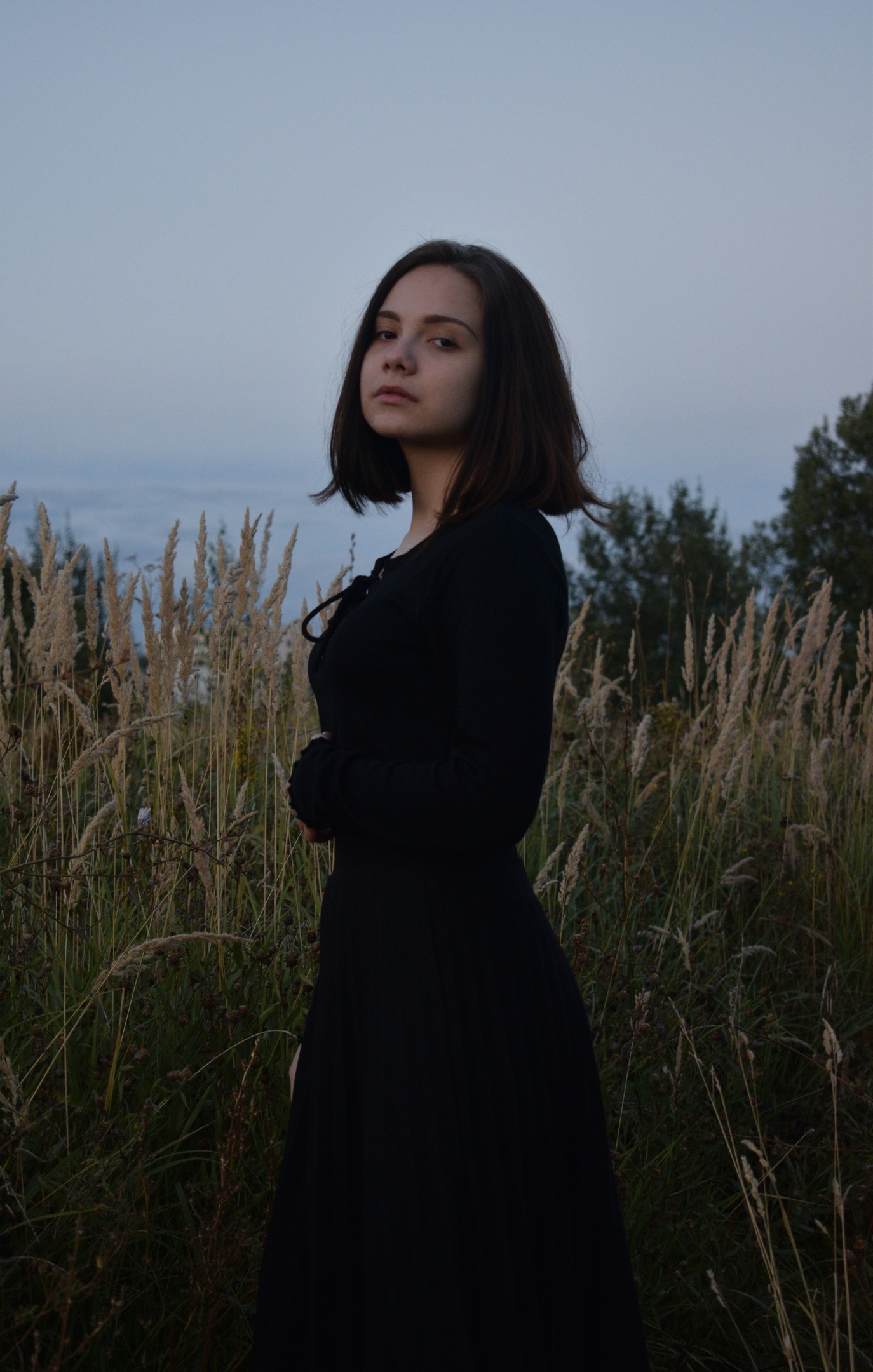 Красивое летнее фото Тристезен на природе в чёрном платье.