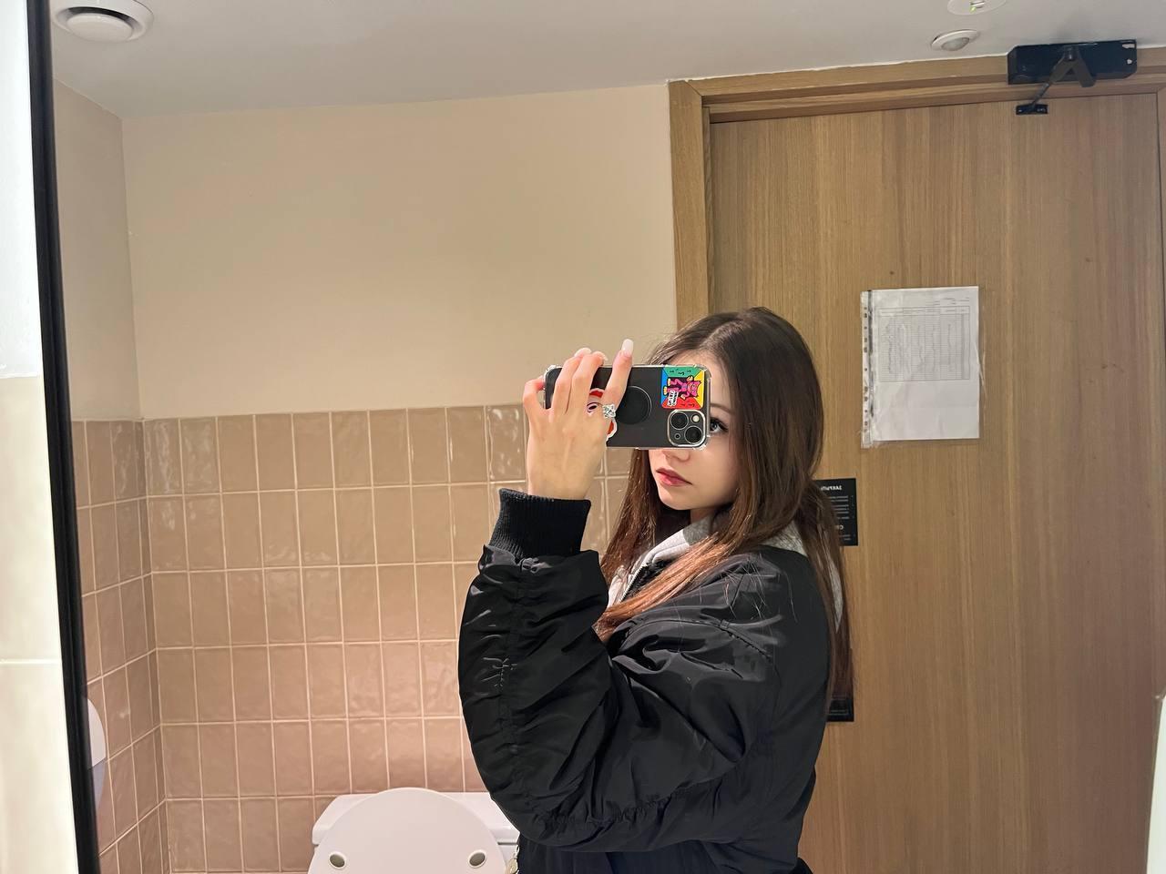 Селфи в туалете. Селфи в туалете.