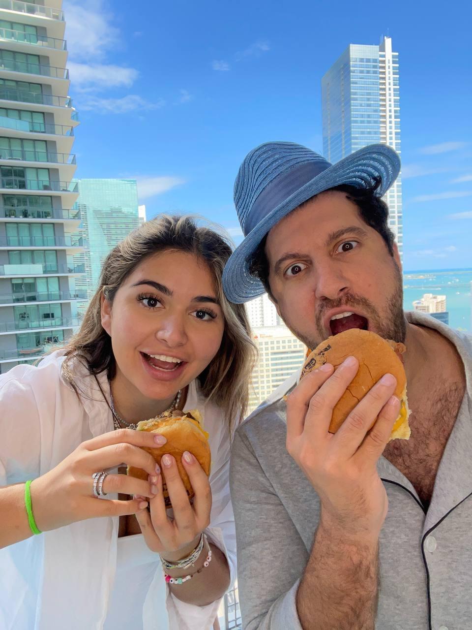 Смешное селфи Марьям Тилляева и Амиран Сардаров "Дневник Хача" пожирают бургеры. Смешное селфи Марьям Тилляева и Амиран Сардаров "Дневник Хача" пожирают бургеры.