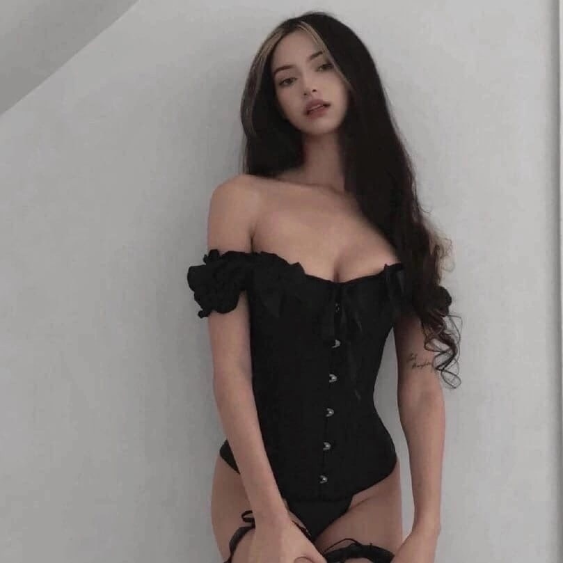 Занимается косплеем и эротической фотографией, увлекается живописью и скульптурой. Занимается косплеем и эротической фотографией, увлекается живописью и скульптурой.