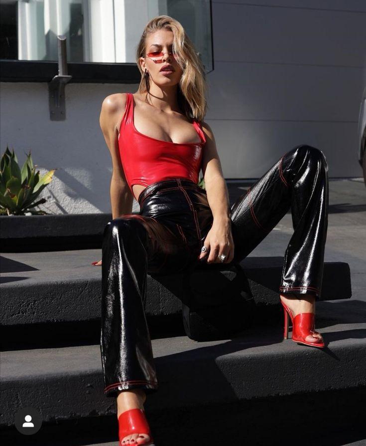 Ещё один снимок Гойкочеа в чёрных латексных штанах и красном верхе.