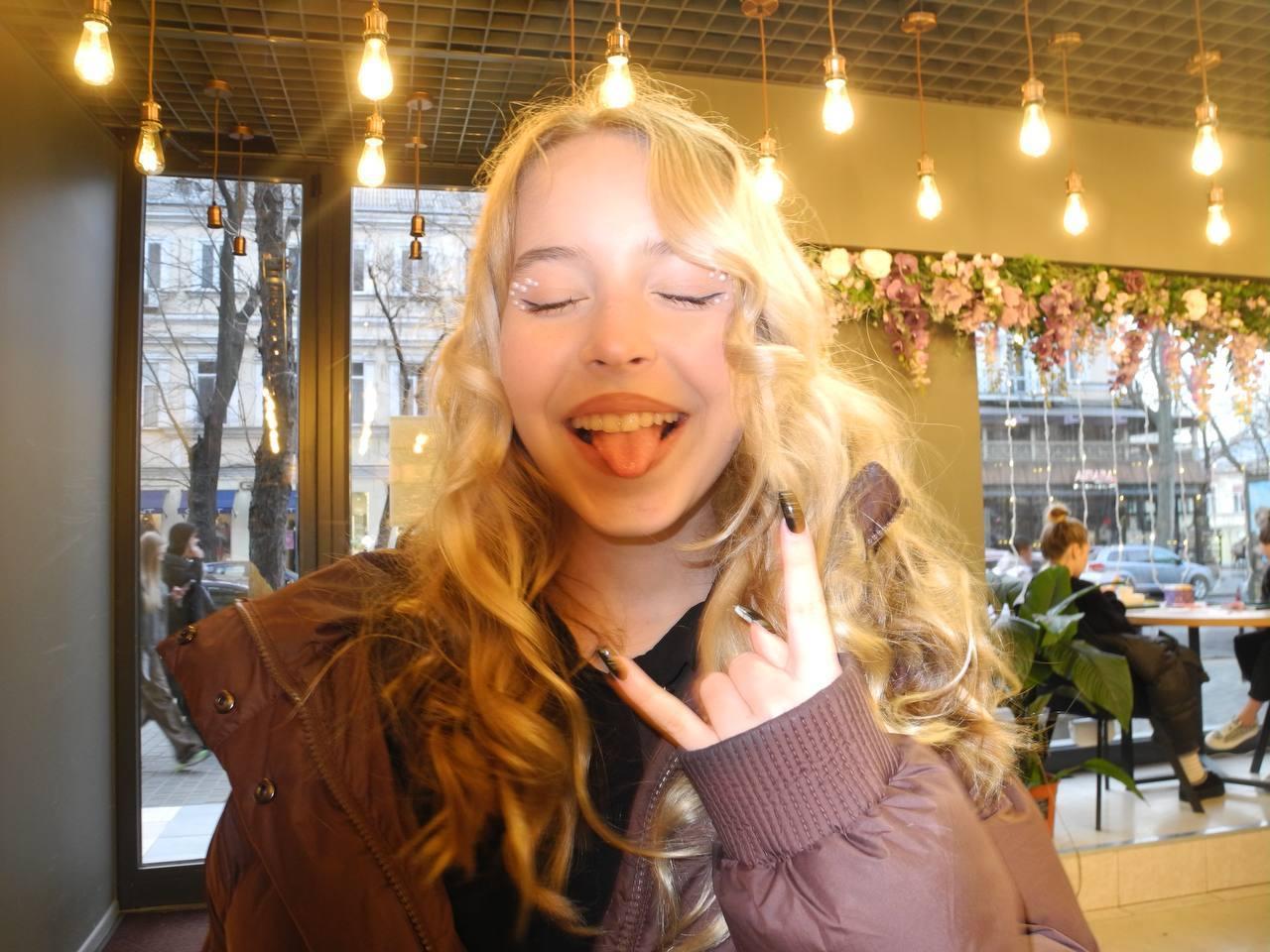 Смешная фотка с высунутым языком и знаком рока. Смешная фотка с высунутым языком и знаком рока.