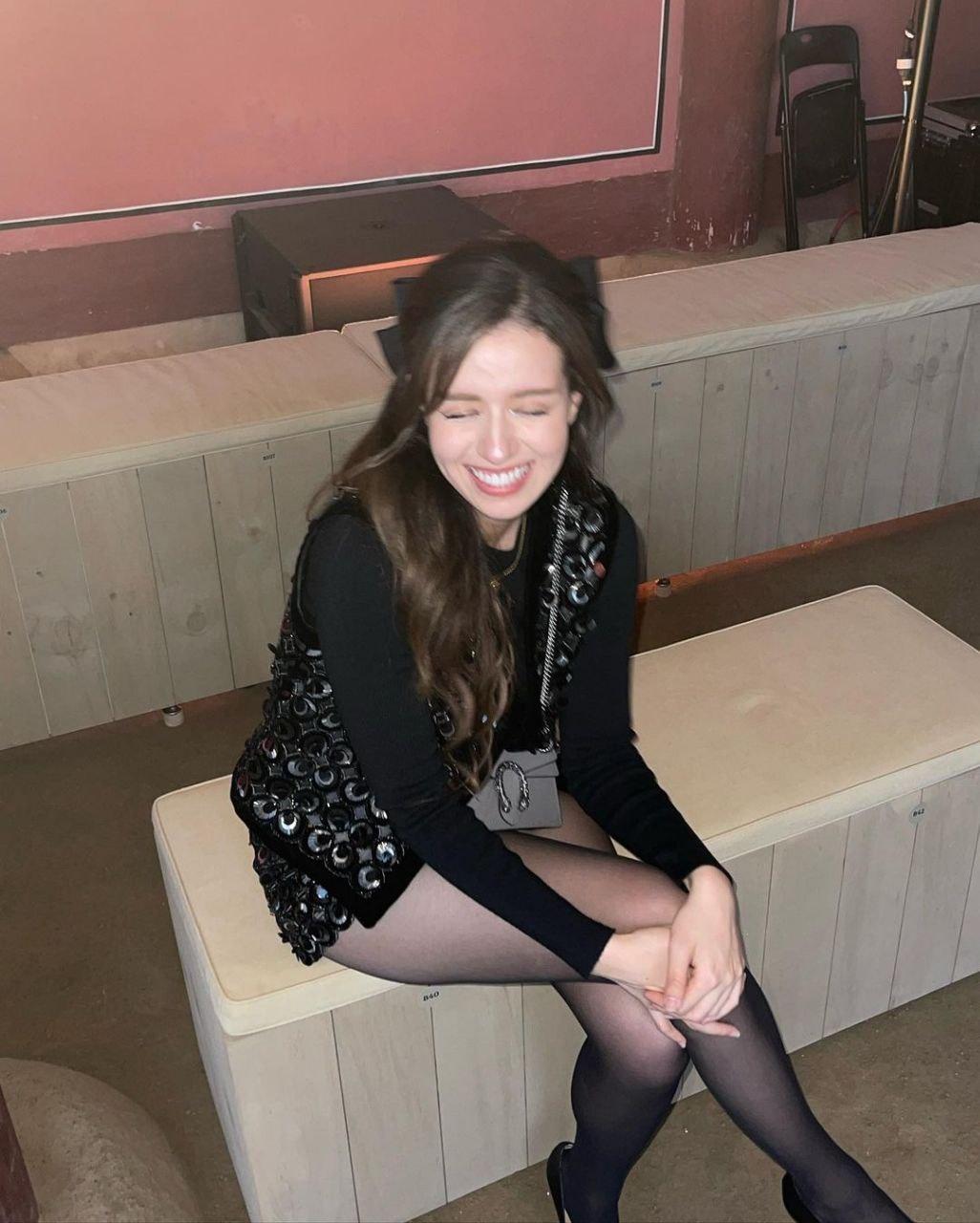 Слитая в сеть фотка с улыбающейся pokimane в чулках. Слитая в сеть фотка с улыбающейся pokimane в чулках.