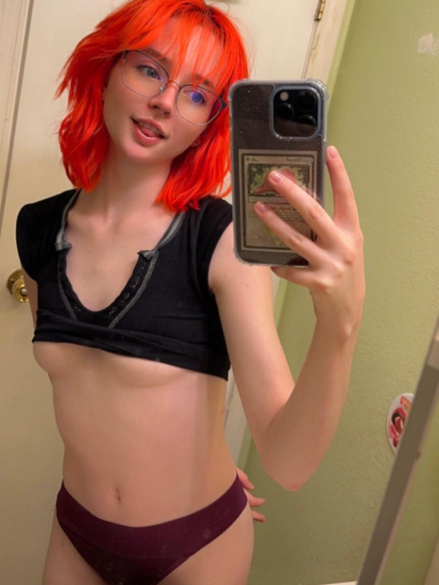 Звезда тик ток и твич prettykkittykat на селфи в фиолетовых труселях. Звезда тик ток и твич prettykkittykat на селфи в фиолетовых труселях.