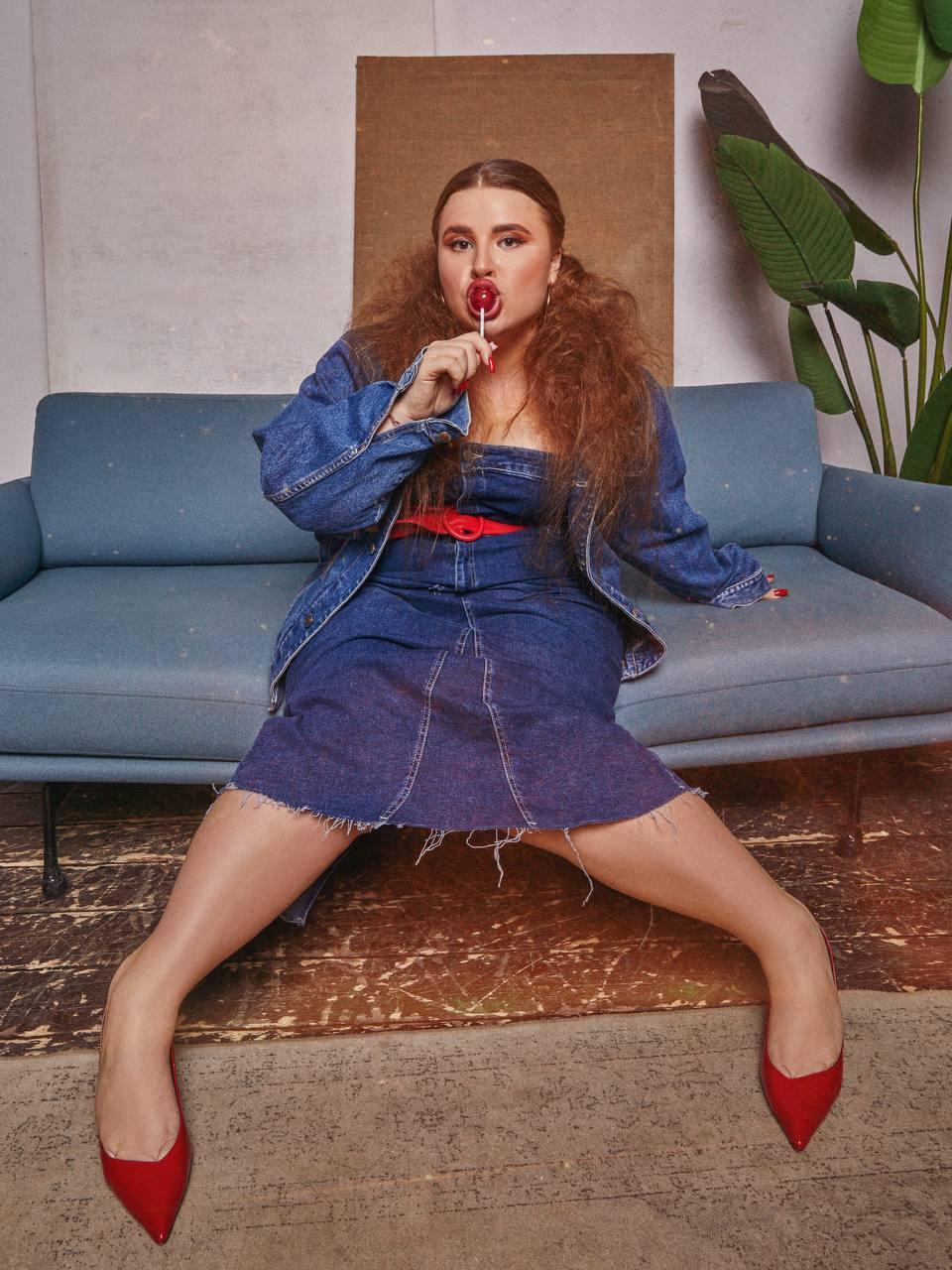 А на этой фотке "Верона" в джинсовом костюме сосёт чупа чупс. А на этой фотке "Верона" в джинсовом костюме сосёт чупа чупс.