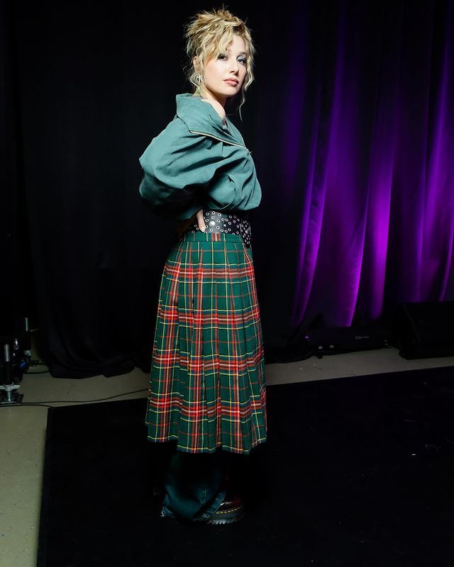 Фотографии Екатерины с красивой причёской и в длинной клетчатой юбке. Фотографии Екатерины с красивой причёской и в длинной клетчатой юбке.