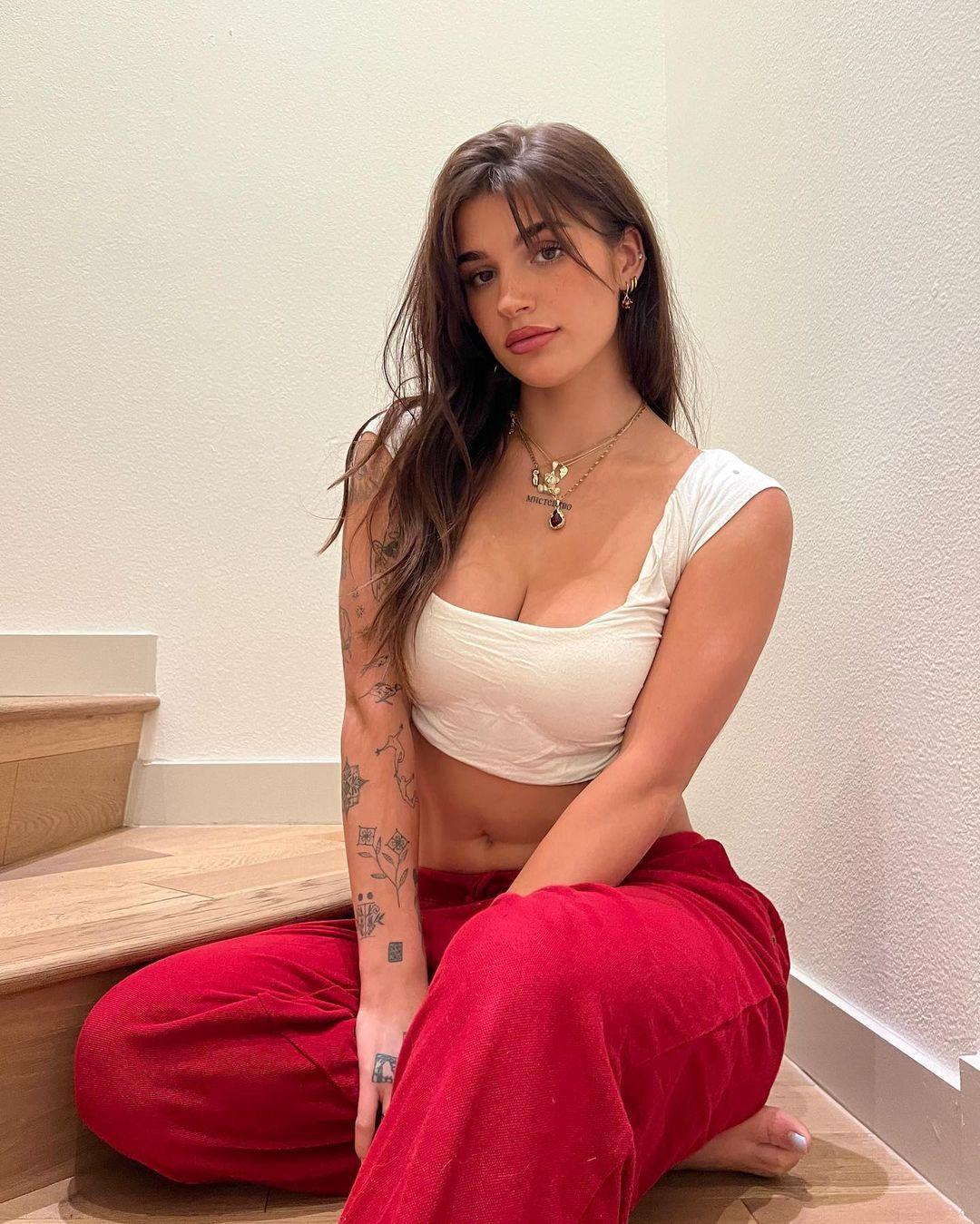 Ариель Данилюк на фото в красных штанах.