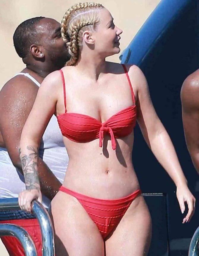 Слив горячих фото.