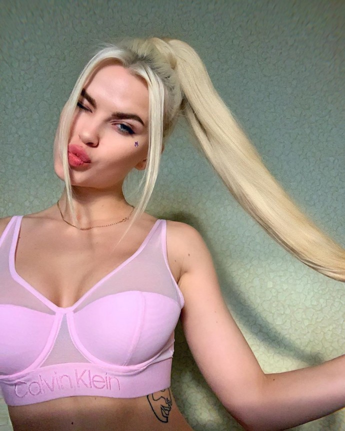 Дарья Шейко из группы RASA с цветами и округлившимся животом. Дарья Шейко из группы RASA с цветами и округлившимся животом.