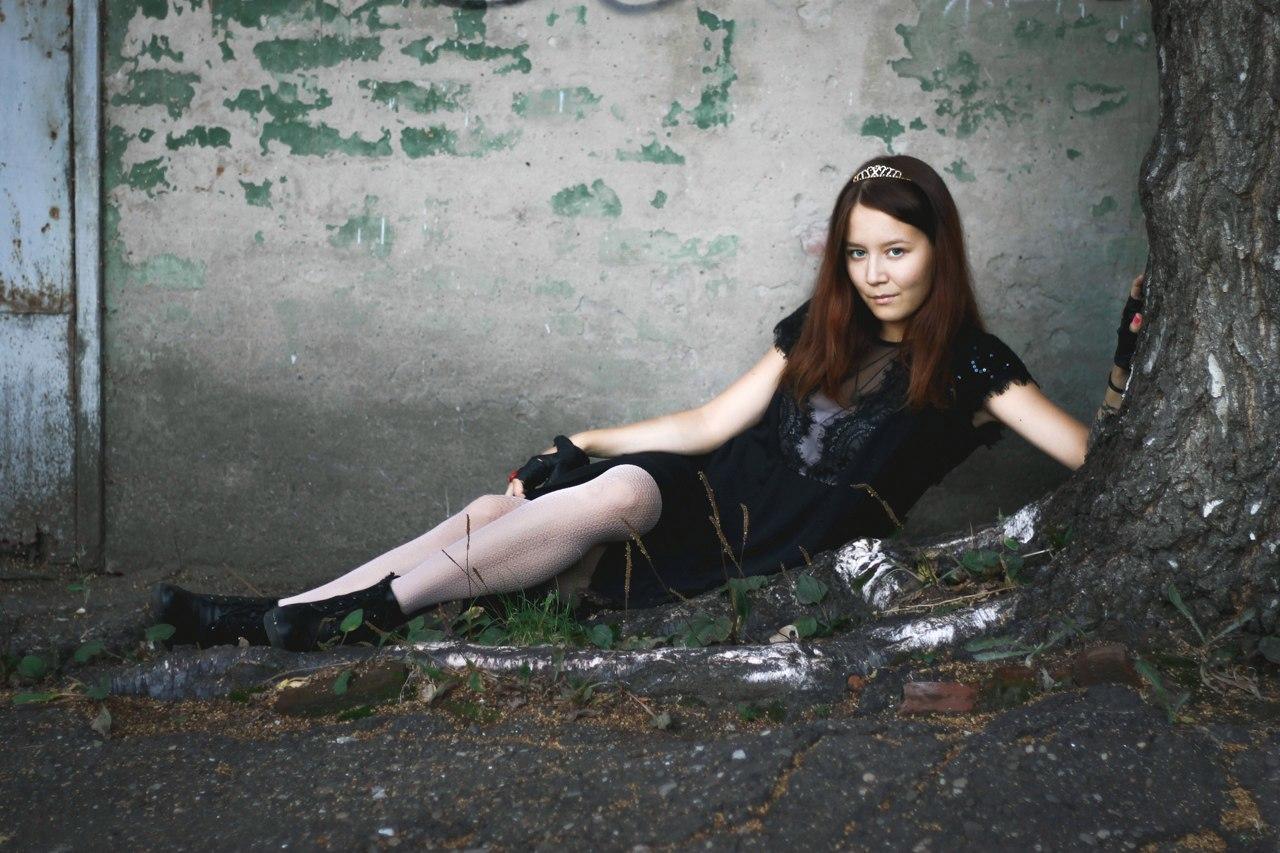 Рэперша Айша Лагеева на фото в чёрном платье и чулках в сеточку. Рэперша Айша Лагеева на фото в чёрном платье и чулках в сеточку.