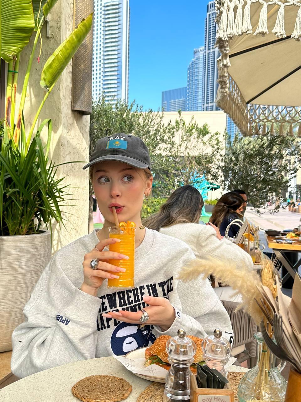 Самые последние фотки из телеги Даши Дошик в каком то абстрактном стиле 2024. Самые последние фотки из телеги Даши Дошик в каком то абстрактном стиле 2024.