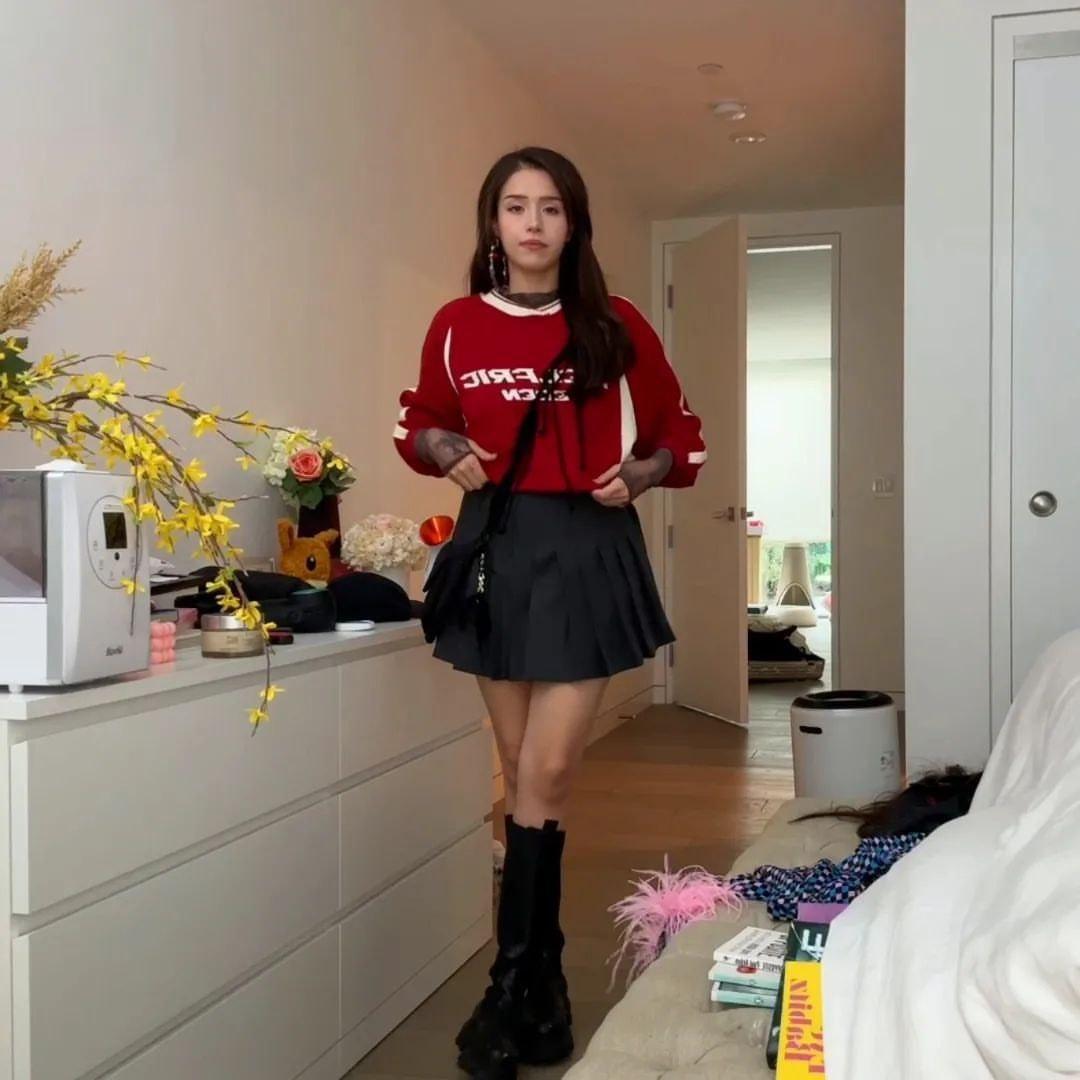 Домашние фотки pokimane в мини юбке. Домашние фотки pokimane в мини юбке.