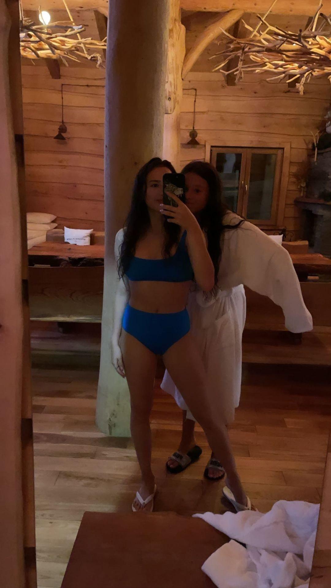 А на этом слитом в сеть селфи Алина в бане (сауне) с подругой в купальниках. А на этом слитом в сеть селфи Алина в бане (сауне) с подругой в купальниках.