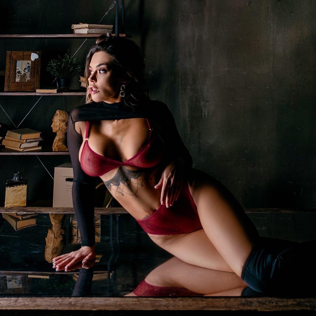 Красивый эротический снимок Зверевой в красном нижнем белье.