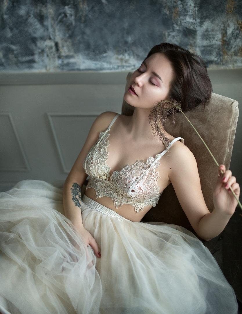 Красивый кадр в белом платье и ажурном лифчике. Красивый кадр в белом платье и ажурном лифчике.