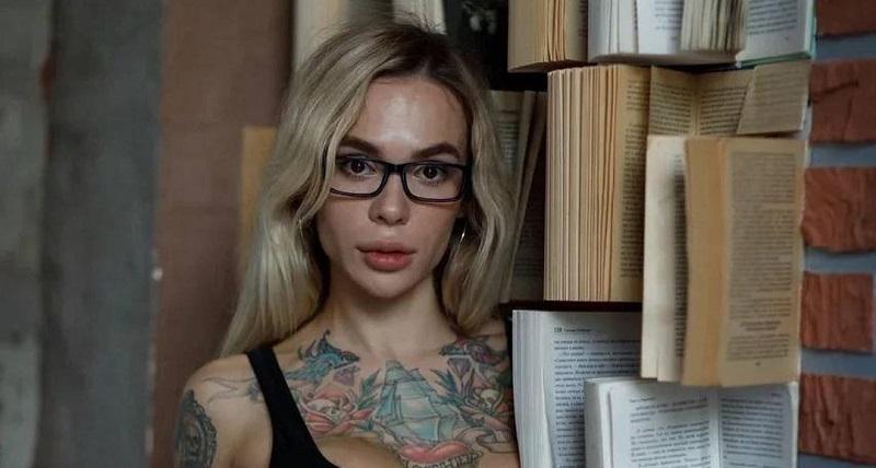 Популярная блогер Виктория Рахматулина (viksi666) любит эпатировать подписчиков, запихивая в рот различные предметы и рассуждать о женском доминировании.