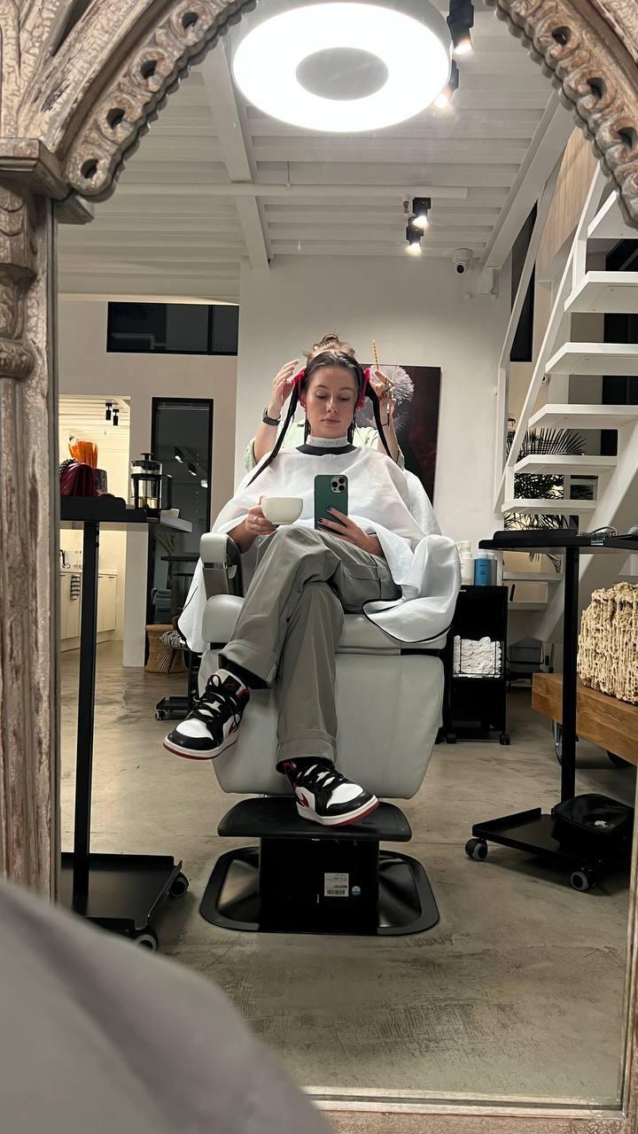 Ещё одно весёлое селфи из салона красоты. Ещё одно весёлое селфи из салона красоты.