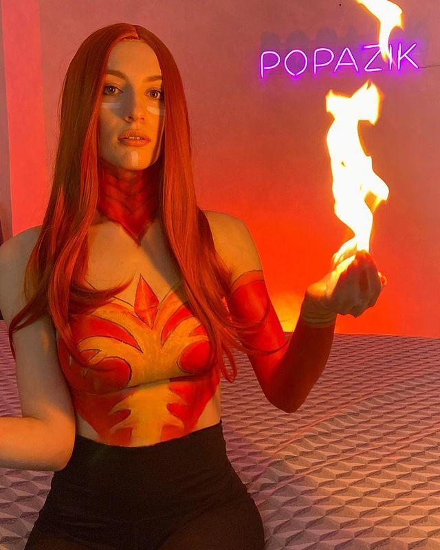 Косплей фотка Popazik с огнём в руке.