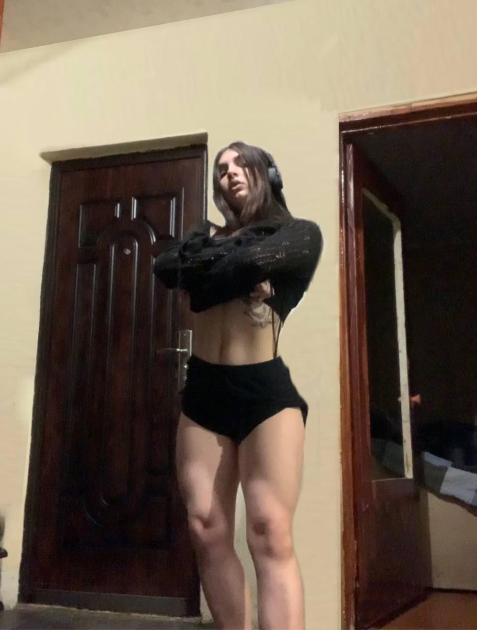 Откровенные фотографии бусинки в спортивных трусах из тг.