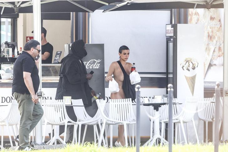 Жена Канье Уэста без цензуры на фото на улице. Жена Канье Уэста без цензуры на фото на улице.