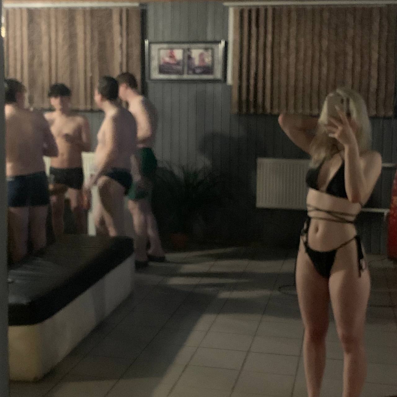 Слитое в сеть фото из сауны even cute в чёрном купальнике и пацаны. Слитое в сеть фото из сауны even cute в чёрном купальнике и пацаны.