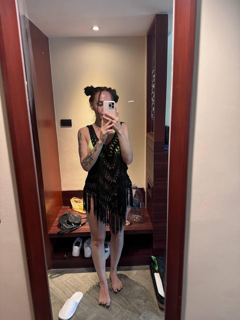 Селфи от Синди в салатовом купальнике и рваной просвечивающей чёрной накидке.