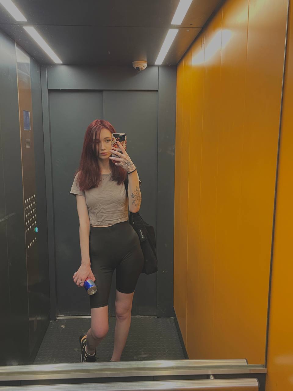 Лифтолук Арины ГП в спортивных обтягивающих штанах и с рыжими волосами.