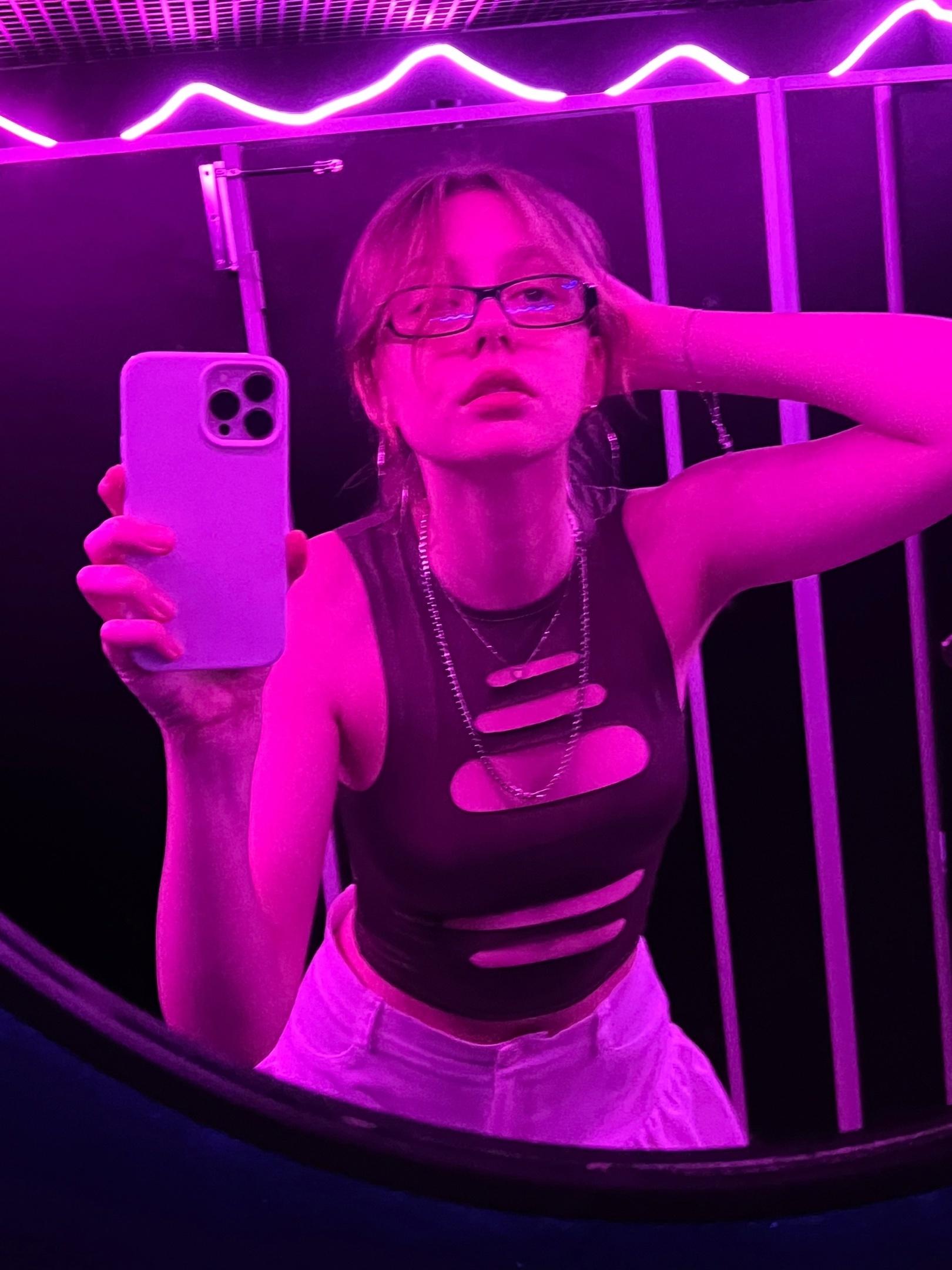 Селфи на фоне туалетных кабинок у зеркала.