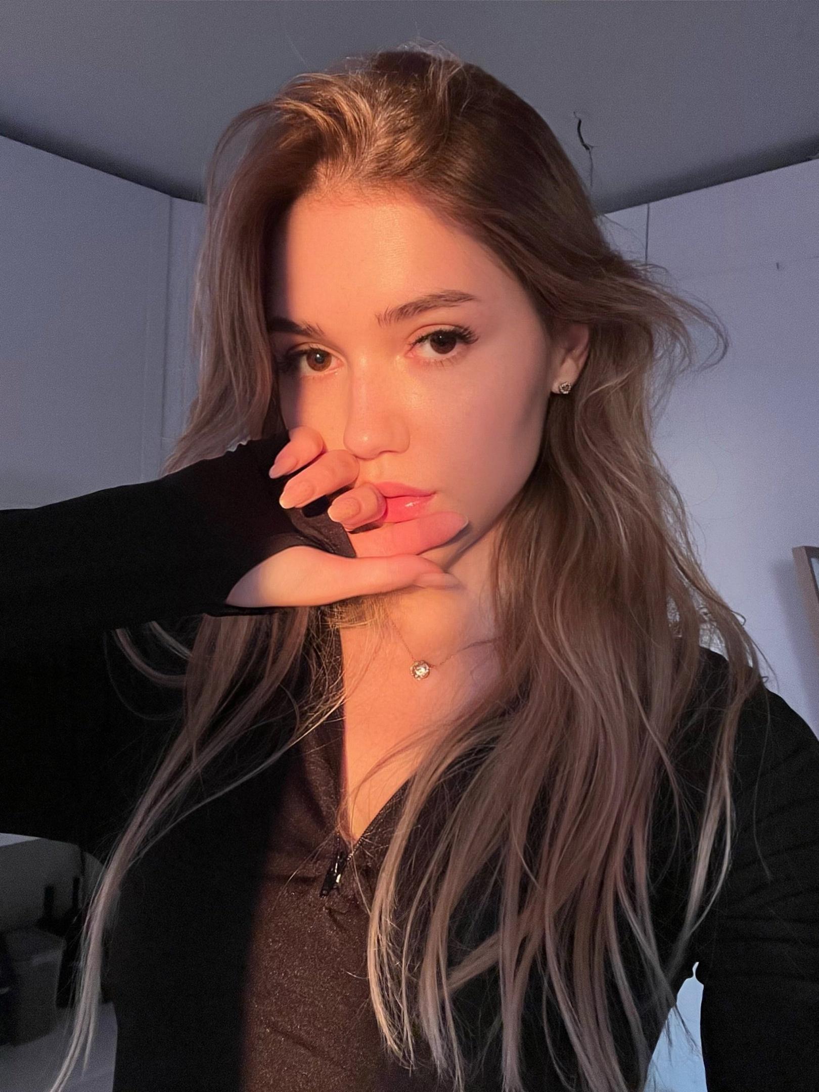 Селфи с аватарки "eevochka" солнечный взгляд, кареглазой стримерши.