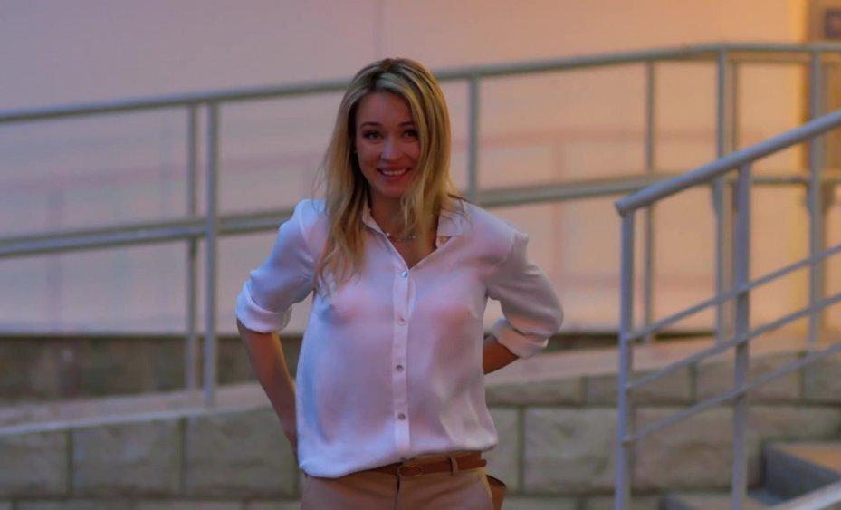 Горячие фотки Паниной в просвечивающей рубашке, слитые в сеть.