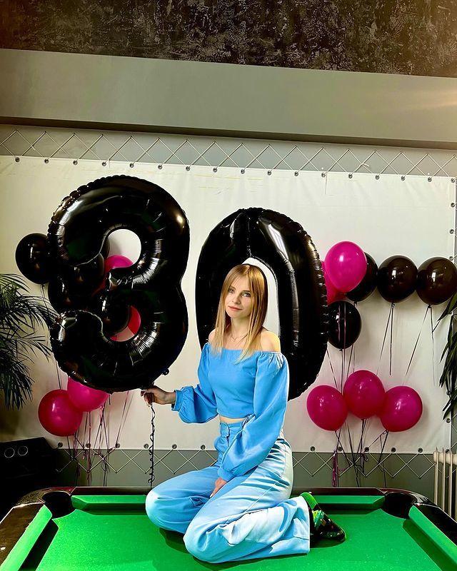 Фотка с 30 дня рождения sxyter, где она сидит на бильярдном столе. Фотка с 30 дня рождения sxyter, где она сидит на бильярдном столе.
