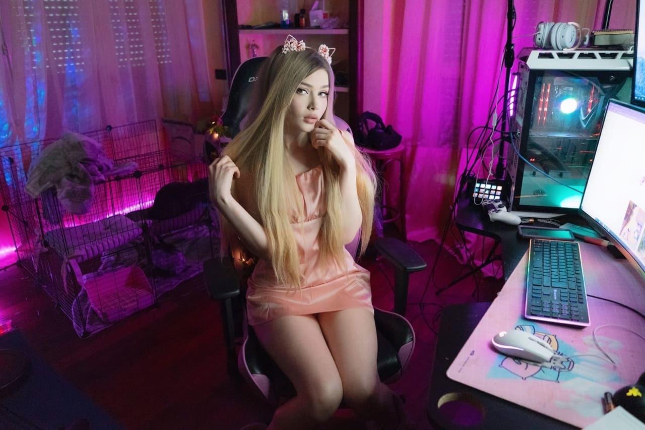 Большая гора обсуждений девушки началась в тот момент, когда появился слив... Большая гора обсуждений девушки началась в тот момент, когда появился слив...