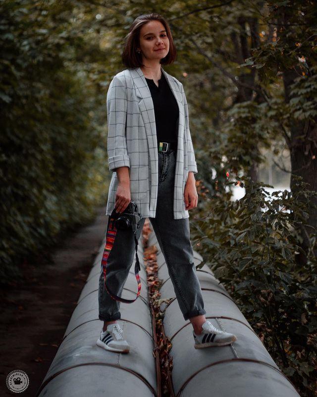 Красивый осенний снимок Али из "Дота 2" на трубах.