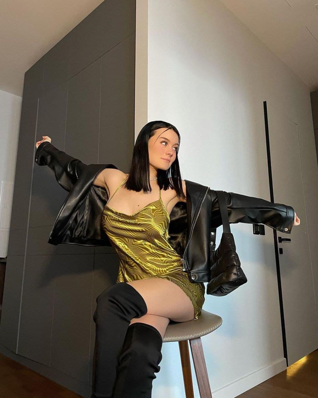 Даша в секси платье. Даша в секси платье.