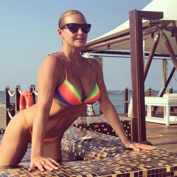 40-летняя балерина Анастасия Волочкова порадовала поклонников очередной слитой подборкой фото.