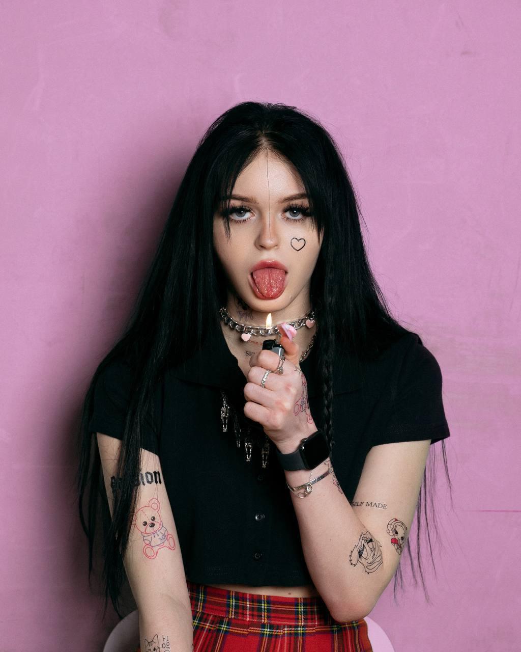 Слитые фото nevaaadaa тянет язык к зажигалке. Слитые фото nevaaadaa тянет язык к зажигалке.