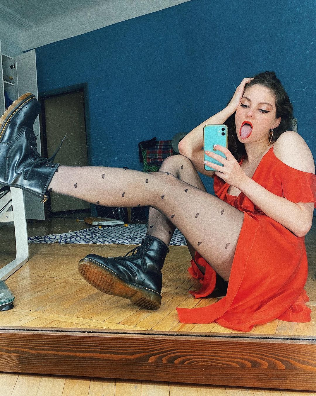 Сексуальная Зарыковская показывает язык в чёрных чулках и красном платье. Сексуальная Зарыковская показывает язык в чёрных чулках и красном платье.