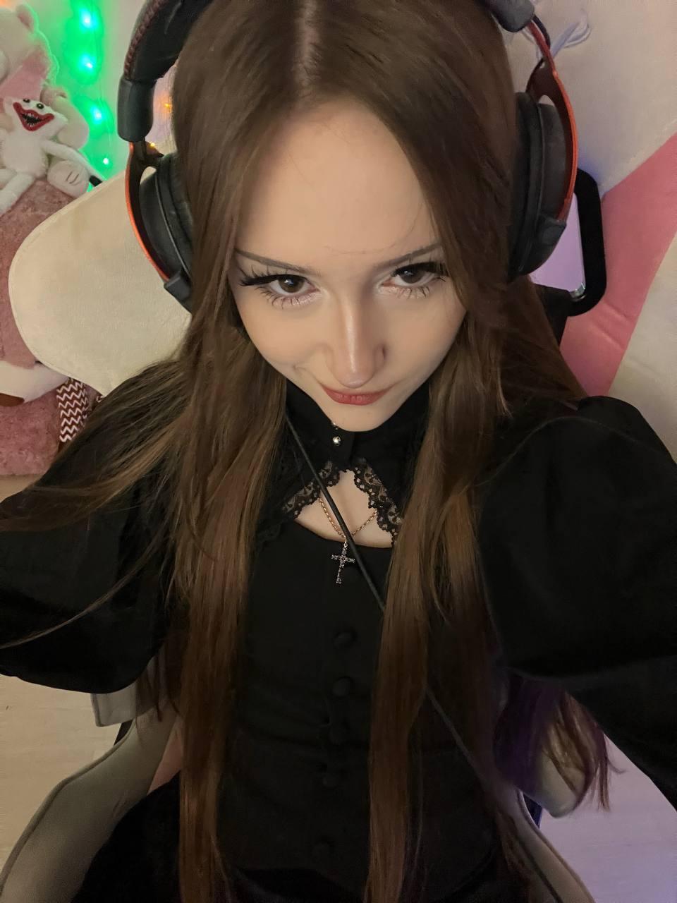 Ещё одно стрим селфи от Даши 228 в наушниках и с крестиком.
